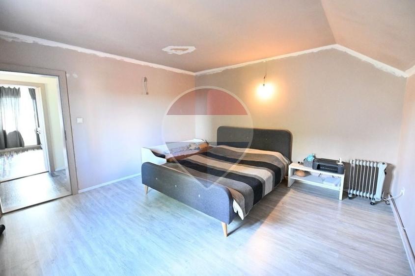 Casă individuală cu 7 camere cu Teren 400 Mp în Bariera Vâlcii