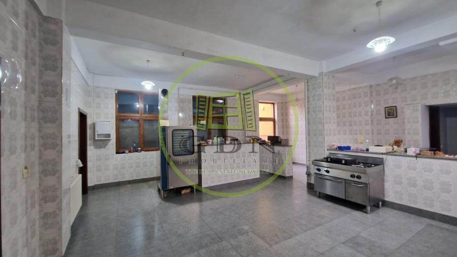 Spațiu comercial, de 800 mp, în Rovine