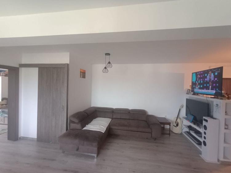 Apartament cu 3 camere semidecomandat în Florești