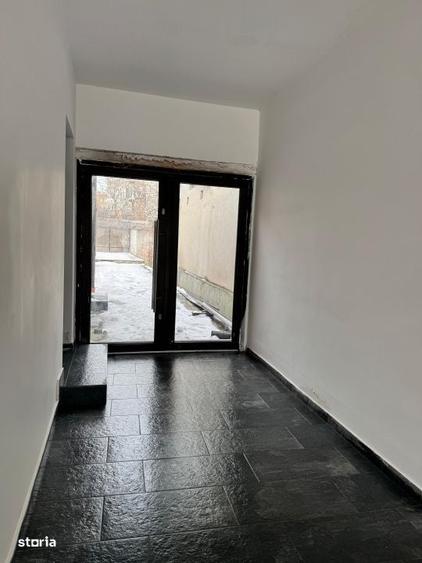 Spatiu comercial in statia de autobuz, stradal cu teren ! - 1