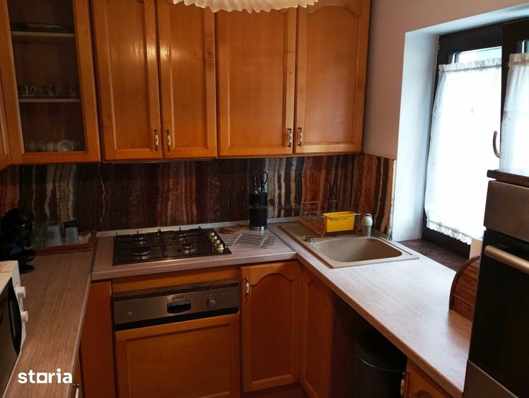 Casă cu 6 camere cu Teren 670 Mp în Florilor
