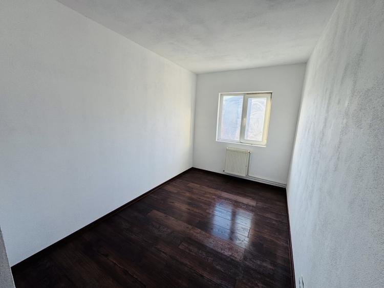Apartament cu 3 camere decomandat în Lipovei
