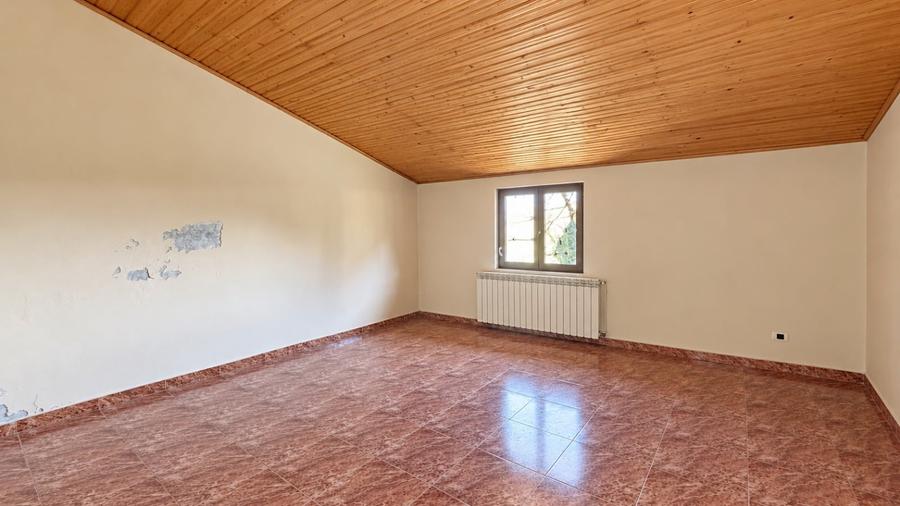Casă individuală cu 6 camere cu Canalizare în Central