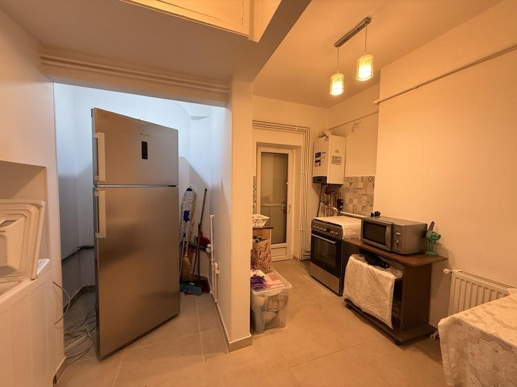 Apartament cu 4 camere semidecomandat în Primăverii