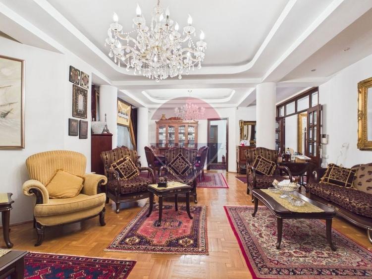 Casă individuală cu 9 camere cu Teren 642 Mp în Periferie