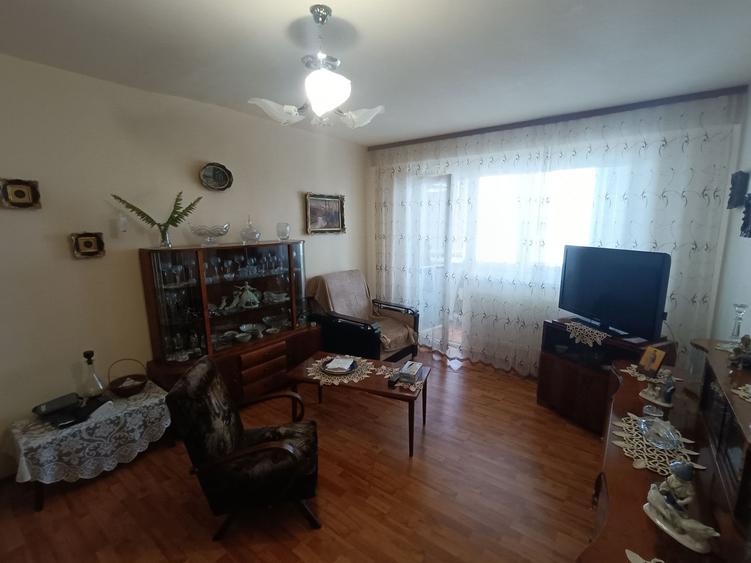 Apartament cu 3 camere decomandat, mobilat în Cetate