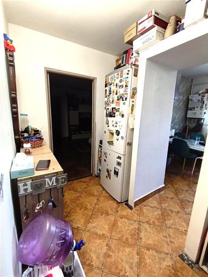 Apartament cu 3 camere semidecomandat, mobilat în Micro 3