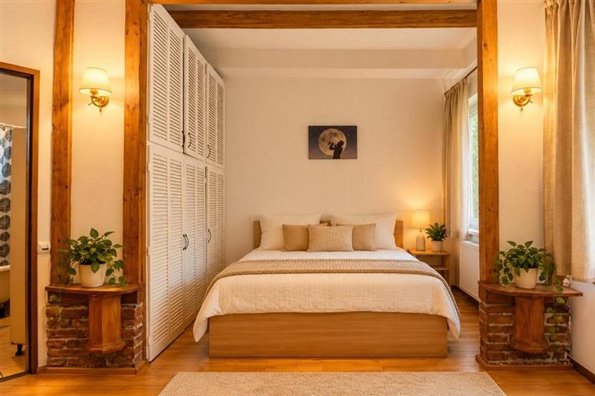 Apartament cu 7 camere semidecomandat, mobilat în Centrul Istoric