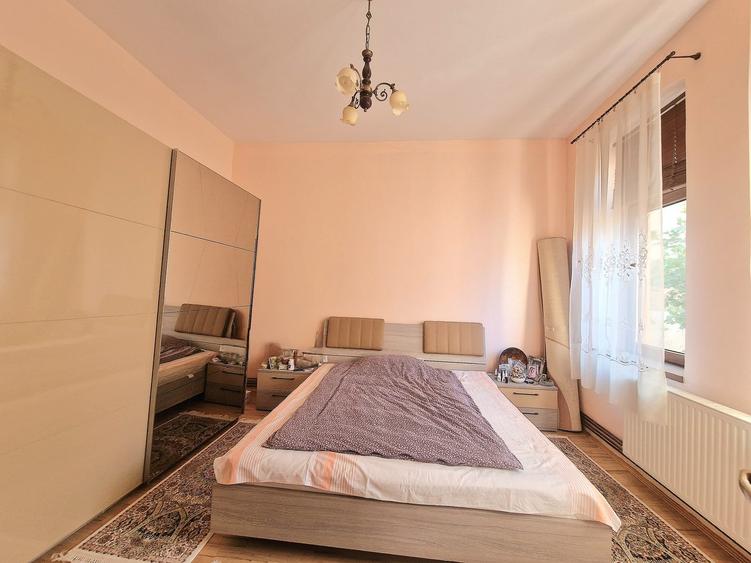Casă individuală cu 9 camere cu Canalizare în Ultracentral