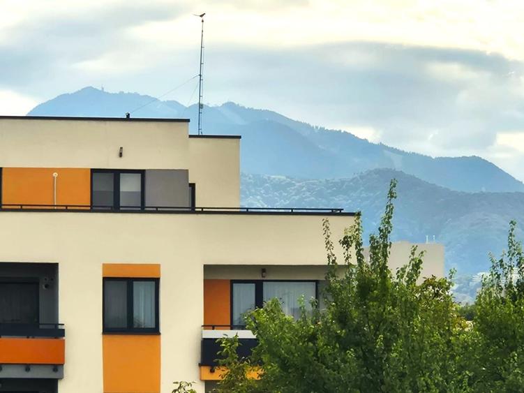 Apartament cu 3 camere decomandat în Tractorul