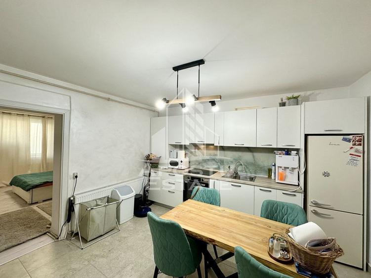 Apartament cu 3 camere semidecomandat, mobilat în Complex Studențesc