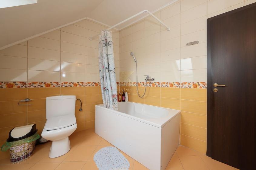 Casă individuală cu 6 camere cu Canalizare în Cristian
