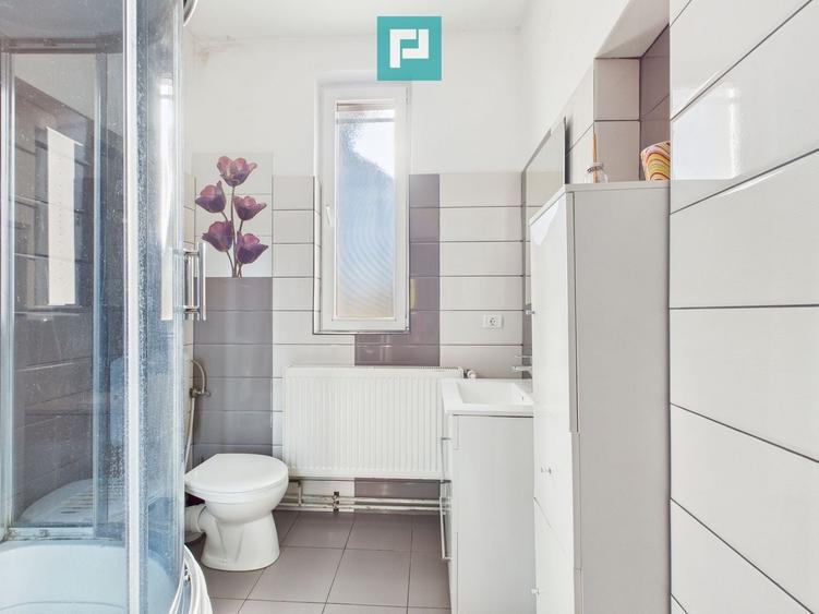 Casă individuală cu 8 camere cu Canalizare în Grădiște