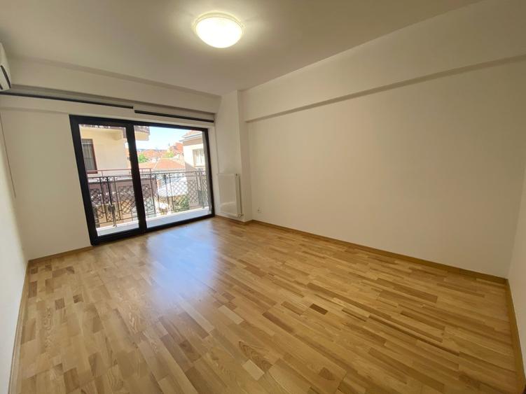 Apartament cu 3 camere semidecomandat în Aviatorilor