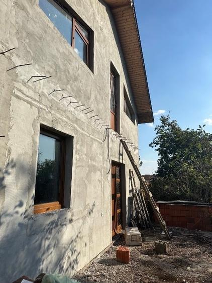 Casă individuală cu 4 camere cu Garaj în Iași-Gorj