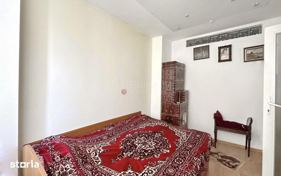 Casă cu 9 camere cu Teren 150 Mp în Schei