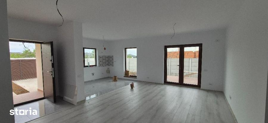 Casă cu 4 camere cu Teren 250 Mp în Vest