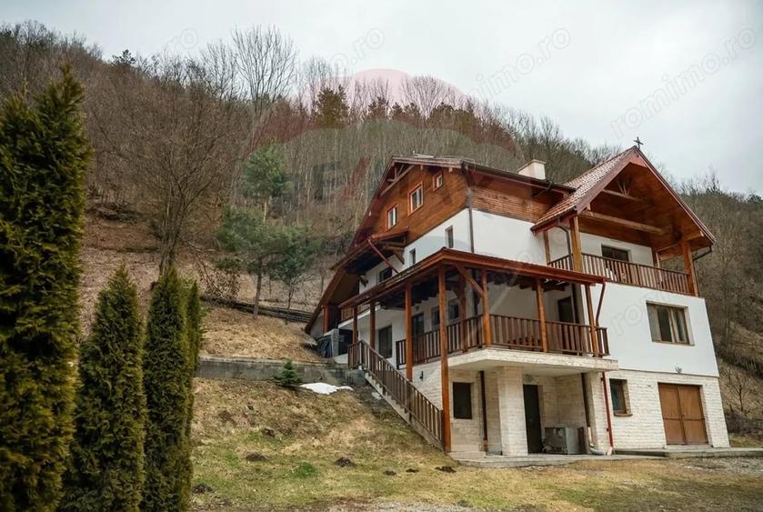 Casă cu 10 camere cu Teren 3300 Mp în Vale