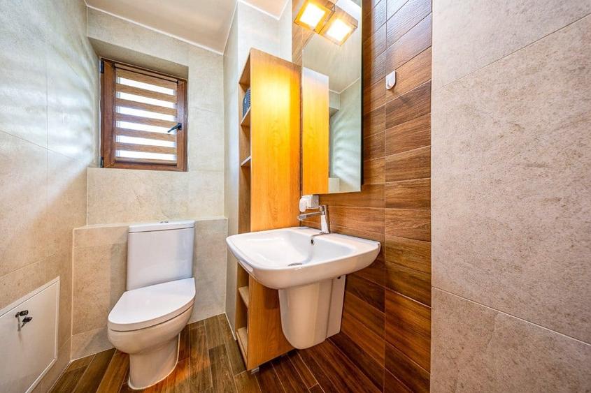 Casă cu 6 camere cu Teren 461 Mp în Central