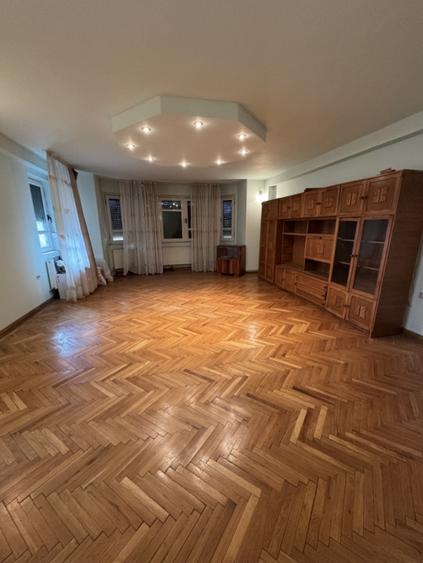Casă individuală cu 8 camere cu Canalizare în Ultracentral