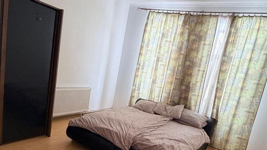 Casă individuală cu 8 camere cu Canalizare în Diosig