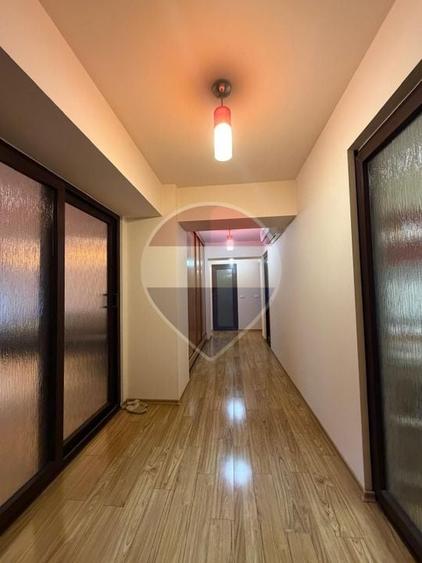 Apartament cu 4 camere decomandat în Central