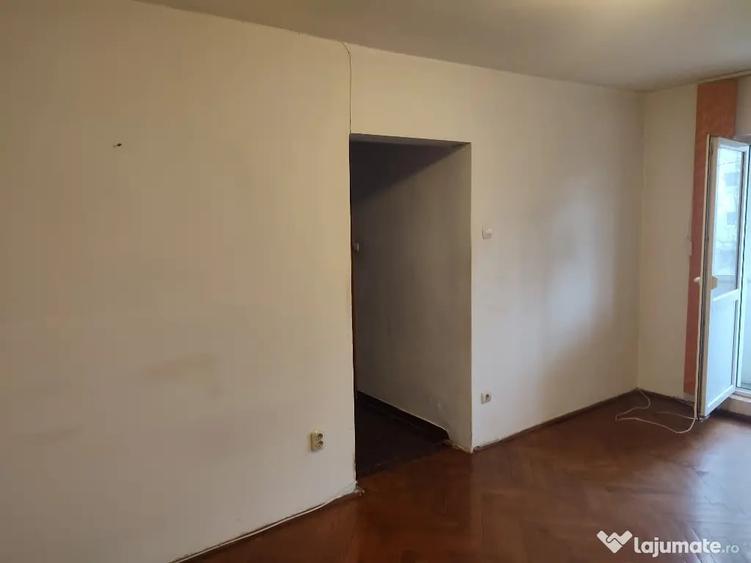 Apartament cu 4 camere semidecomandat în Moșilor