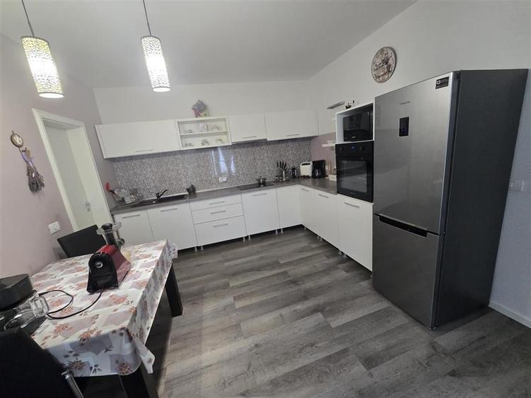 Casă individuală cu 5 camere cu Teren 1600 Mp în Șinca Veche