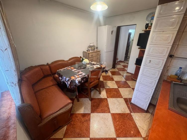 Apartament cu 3 camere semidecomandat, mobilat în Rahova