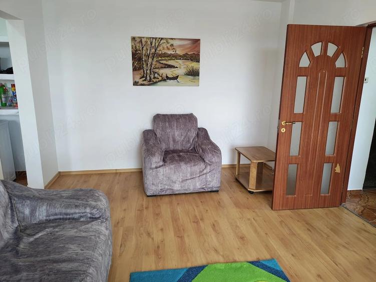Apartament cu 3 camere semidecomandat în Sulina