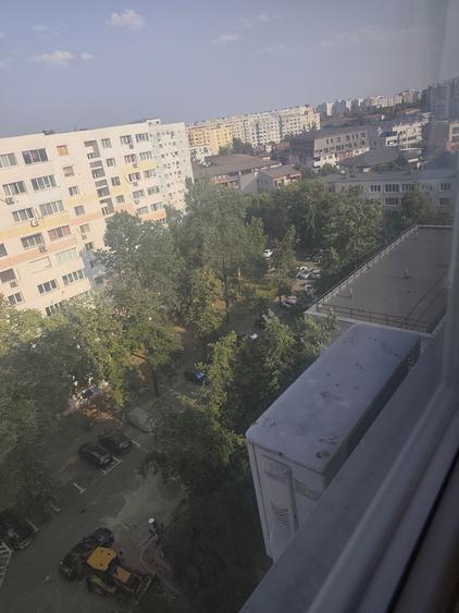 Apartament cu 3 camere decomandat în Titan