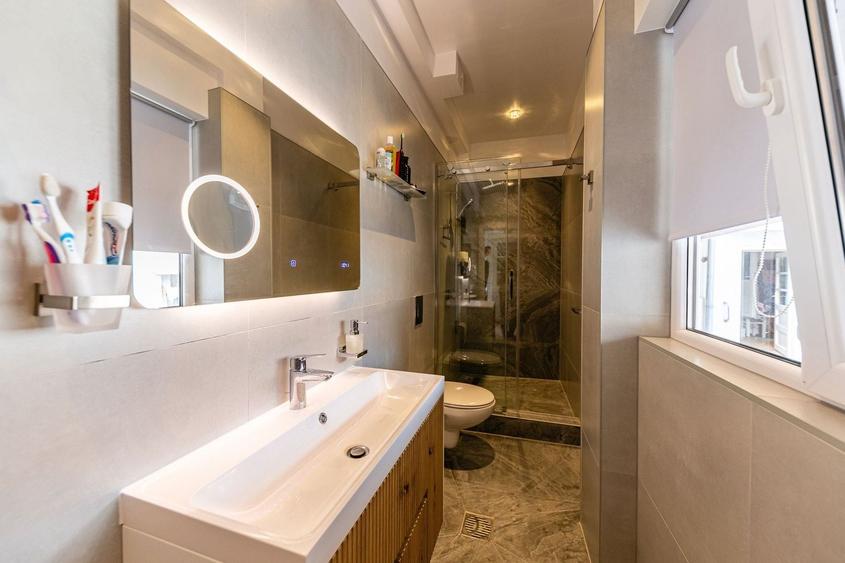 Casă individuală cu 5 camere cu Canalizare în Lunei