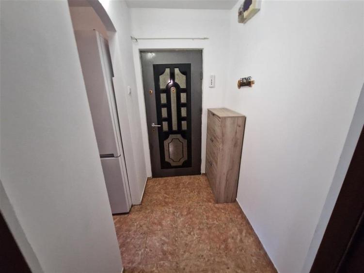 Apartament cu 3 camere semidecomandat, mobilat în Baza 3