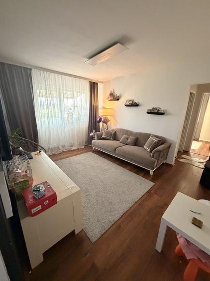 Apartament cu 3 camere semidecomandat în Lipovei