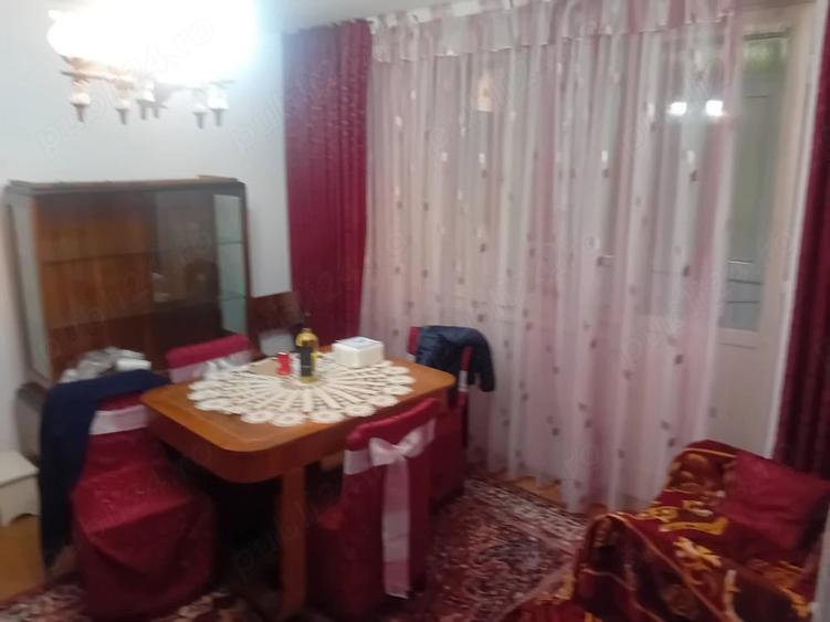 Apartament cu 3 camere semidecomandat în Dărmănești
