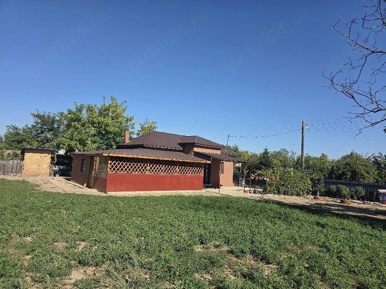 Casă cu 2 camere cu Teren 2100 Mp în Sărățeni