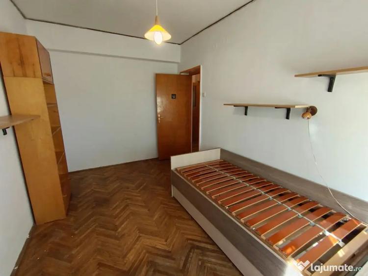 Apartament cu 3 camere decomandat în Săsar
