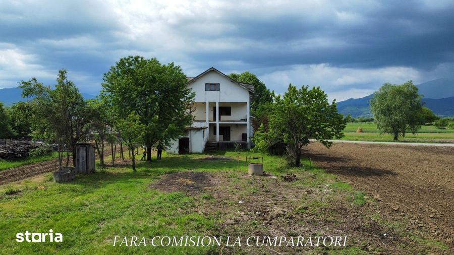 Casă cu 10 camere cu Teren 4324 Mp în Central