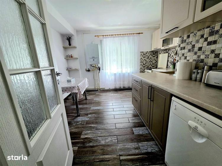Apartament cu 4 camere decomandat în Băceni
