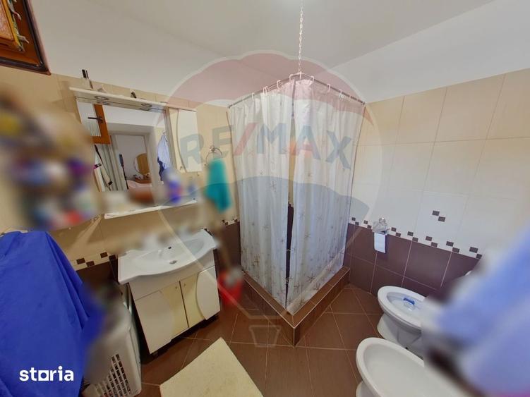 Casă cu 4 camere cu Teren 1439 Mp în Central