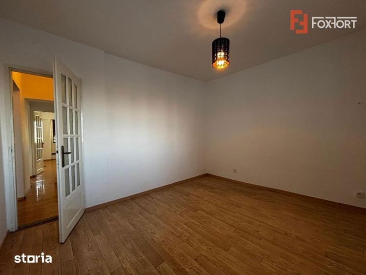 Apartament cu 4 camere decomandat în Intim