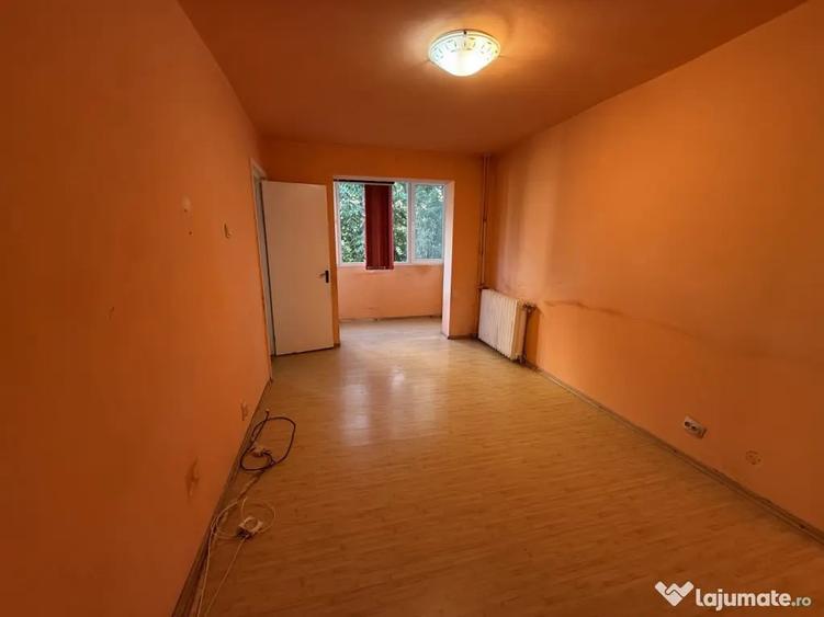 Apartament cu 3 camere semidecomandat în P-ța Doina