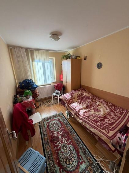 Apartament cu 3 camere semidecomandat, mobilat în Tomis III