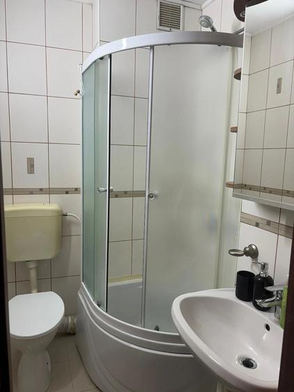 Apartament cu 4 camere semidecomandat în Tineretului