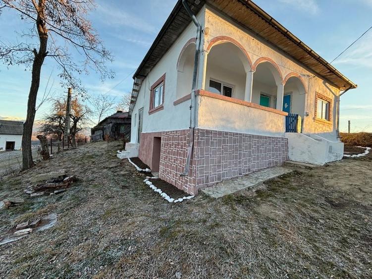 Casă cu 2 camere cu Teren 1000 Mp în Oțelu