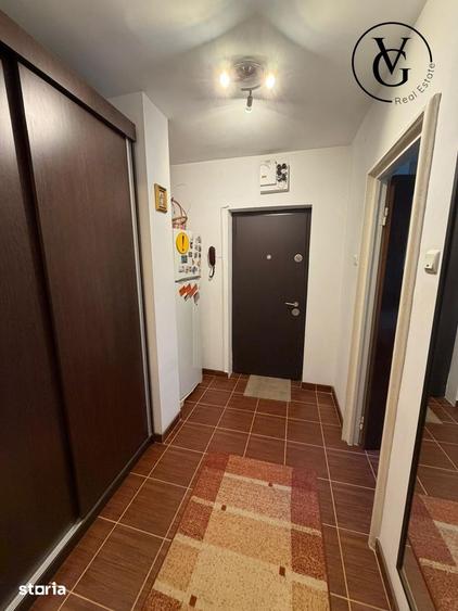 Apartament cu 3 camere semidecomandat, mobilat în Tei