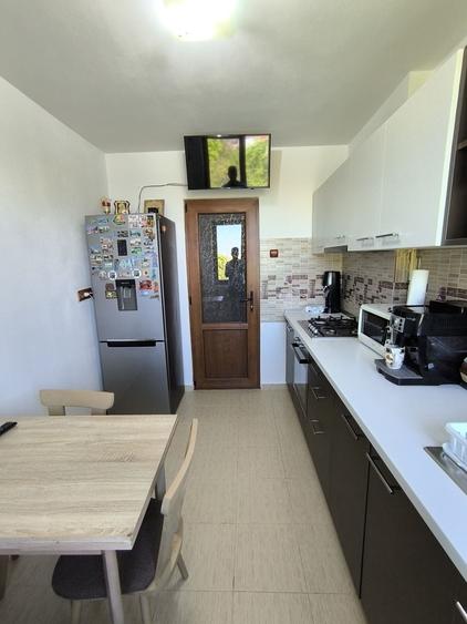 Apartament cu 3 camere semidecomandat în Central