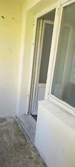 Apartament cu 3 camere semidecomandat în Berceni