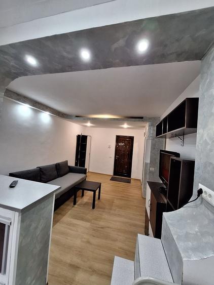 Apartament cu 3 camere semidecomandat în Exterior Vest