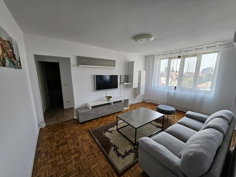 Apartament cu 3 camere semidecomandat, mobilat în Ultracentral